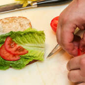 Nałóż na chleb liście sałaty i pomidora 